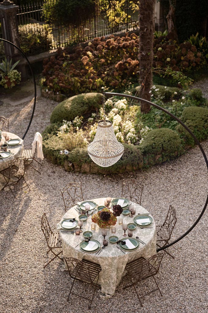 Giardino fiorito in villa ideale per matrimoni di qualità